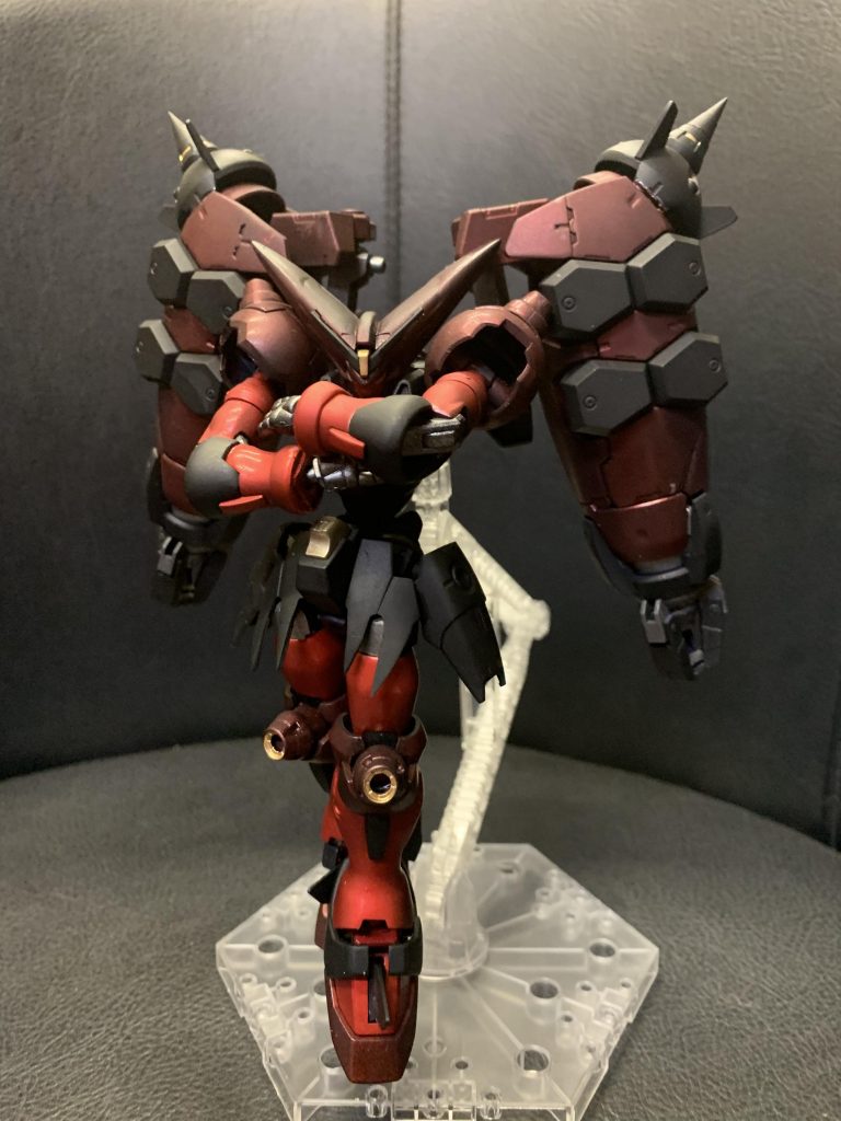 腕組み。マスターガンダムといえばって感じなんですが、何もしてないマスターガンダムだと腕短くて組めないのでビルダーズパーツのスパイクを使って少し腕を伸ばしてます。