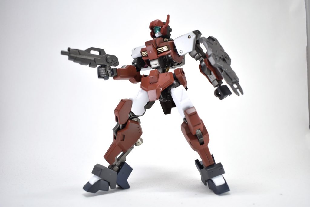 武装紹介です。武装①ハンドガン片手で扱える軽装武器。実弾武器という設定ですが、形状的にジムのビームスプレーガンをイメージしています。Oガンダムのビームライフル先端にプラ棒を付けただけですが、これだけでも印象が変わりますね。