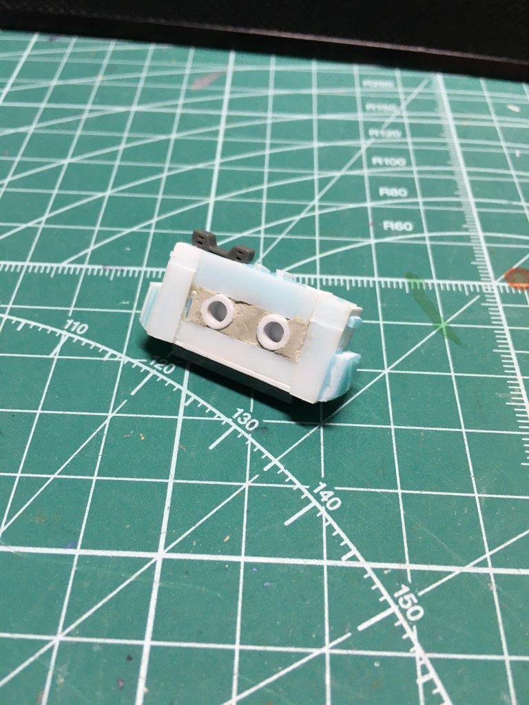 　2つ穴対応のスペーサーパーツは、外周をプラ板で囲うときには食パンのクリップを利用しています。