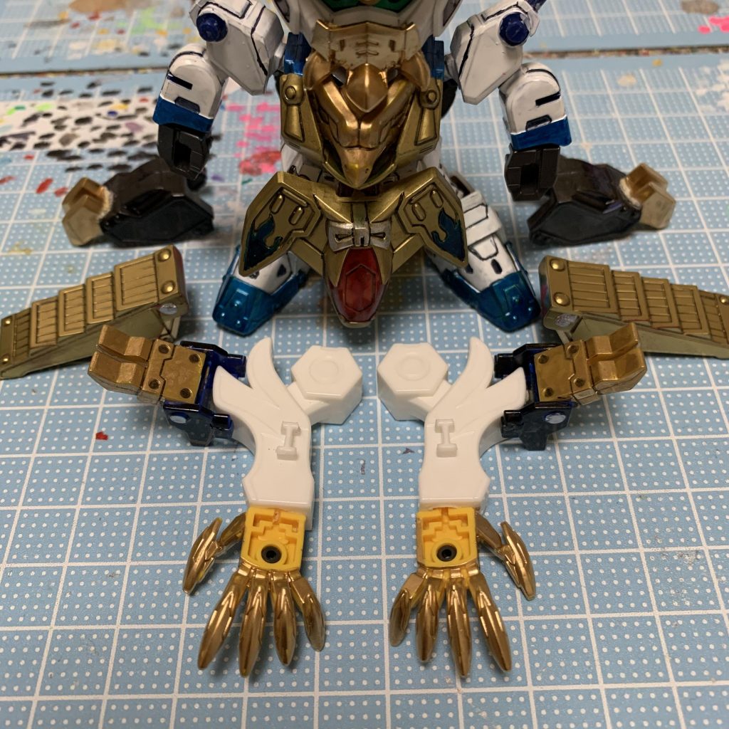 ダブルエックスで言うところの両腕・両脚にある装甲カバーを展開したエネルギーラジエータープレートを武者化でどう落とし込むかでめちゃくちゃ悩みました。
結果、家に積んでたLGBB武者頑駄無の肩アーマーを逆向きに(両腕)・號斗丸の爪を逆向きに(両脚)する事で表現しました。