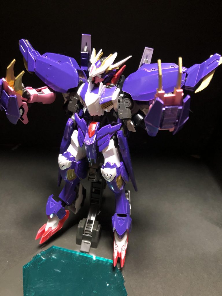 主武装のガントレットクローはフラウロスのガントレットにジーエンアルトロンのハングを貼り付け。
バエルソードなどと同じ特殊金属製という設定。