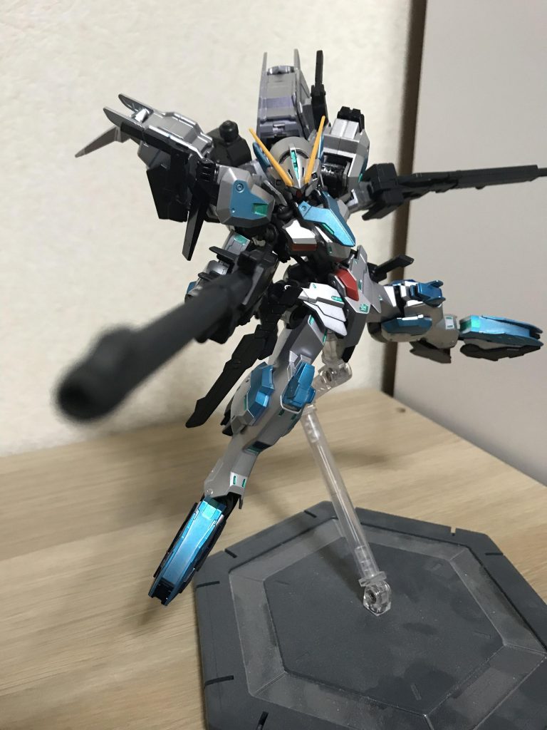 滑空砲、この機体の主力武器ですがうち尽くすと捨てて次の火器を使うコンセプトでバックパックにもう一つ予備でしょってます