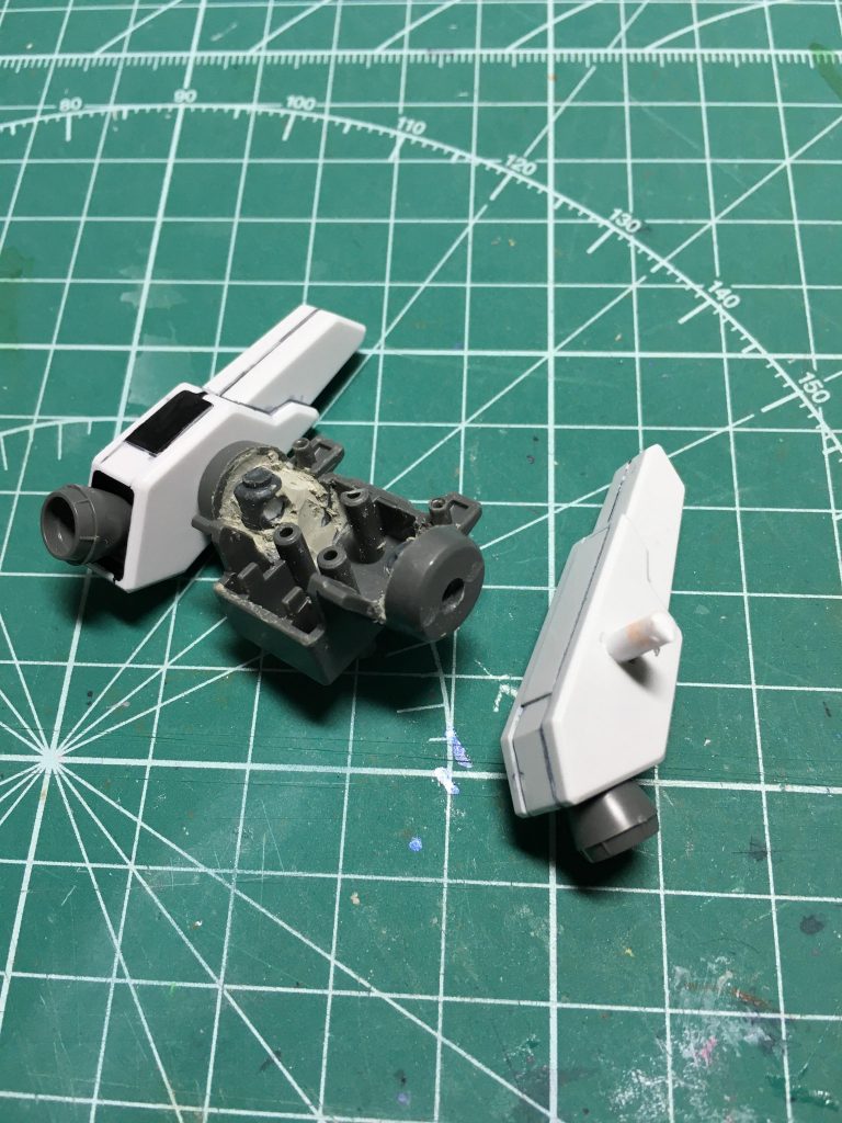 　Ez-ARMSの基部は接続方法を変更。プラ製の軸と受けで摩耗するため、ブースターに3mm軸を植え、基部は内部を一部くりぬき、ポリキャップをエポキシパテで固定して仕込んでいます。