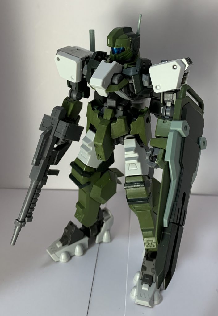 正面から見えるものだと足、肩と胸の白いパーツ、フレーム、盾の白っぽい緑?は未塗装です。それ以外は筆塗りで塗装してます。