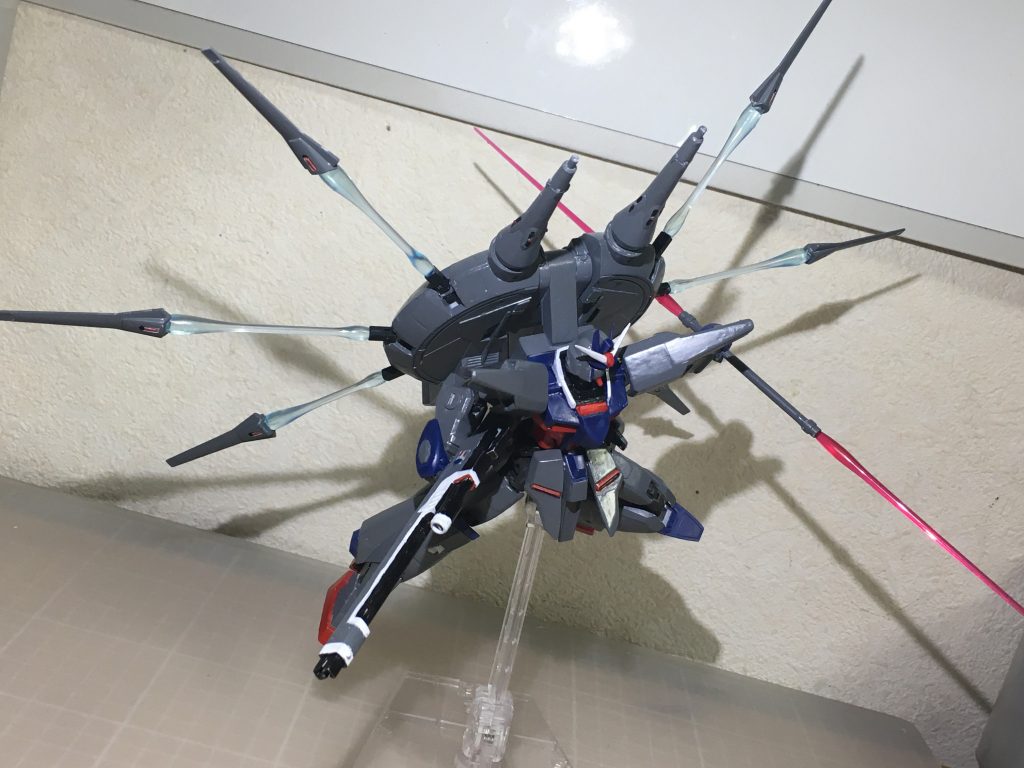 ドラグーン一斉射出
ドラグーンとジョイント部分はHGのものをそのまま使ったためエフェクトも使えます