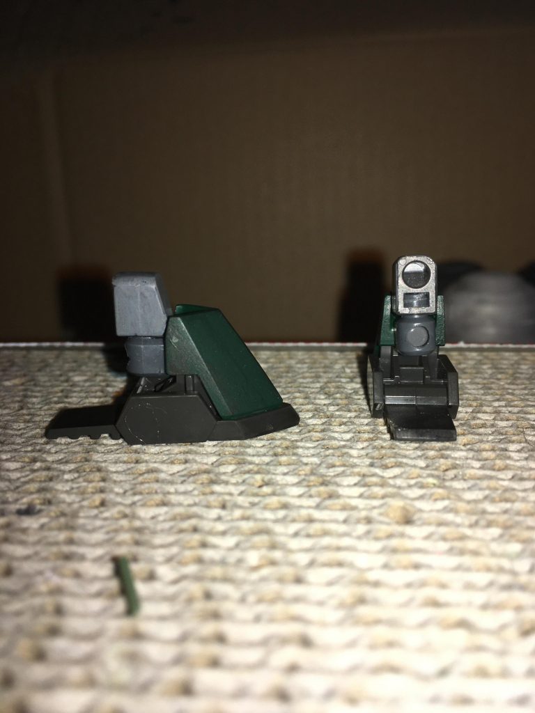 足の接続はこんなカンジでヴァルキュリアフレームの接続部のボールジョイントを切って穴を開けてポリキャップをねじ込みました。
グレイズの物も検討しましたがちょっと短かくて干渉する部分が多かったのでやめました。