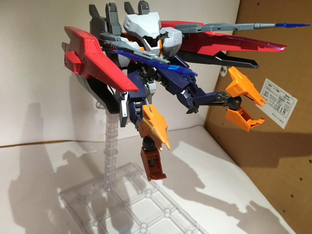 「空間戦闘用簡易変形形態」スラスター類を全て後方に寄せ脚部の格闘用クローを展開することで宇宙空間での高速戦闘を行うことができる。また装甲を極力廃し軽量化させた構造上莫大な推力により重力下でもある程度飛行を行える