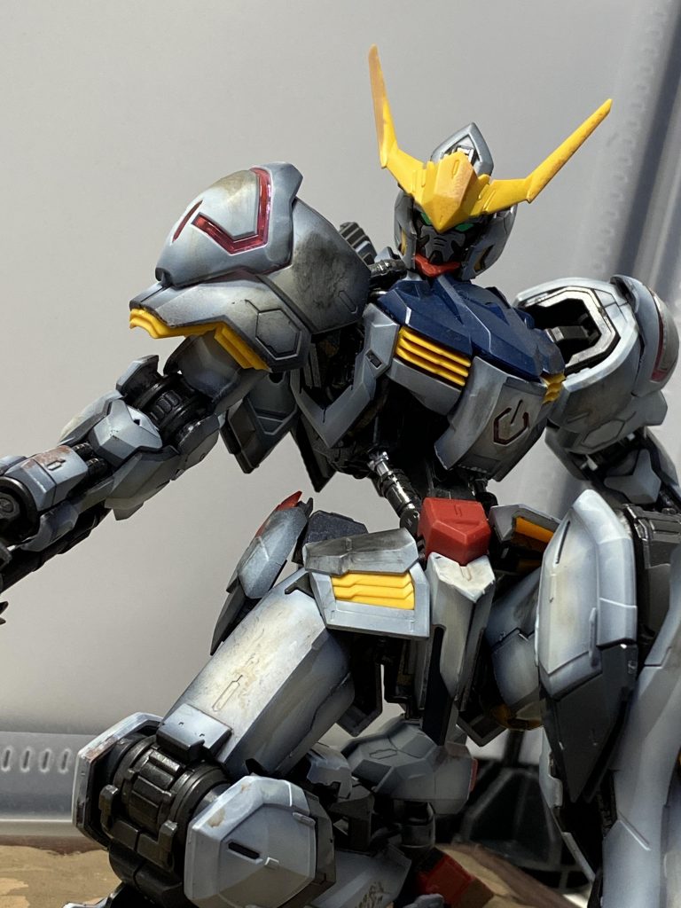 基本色よりかなりトーンを落としています。アニメっぽさを敢えて消しました。