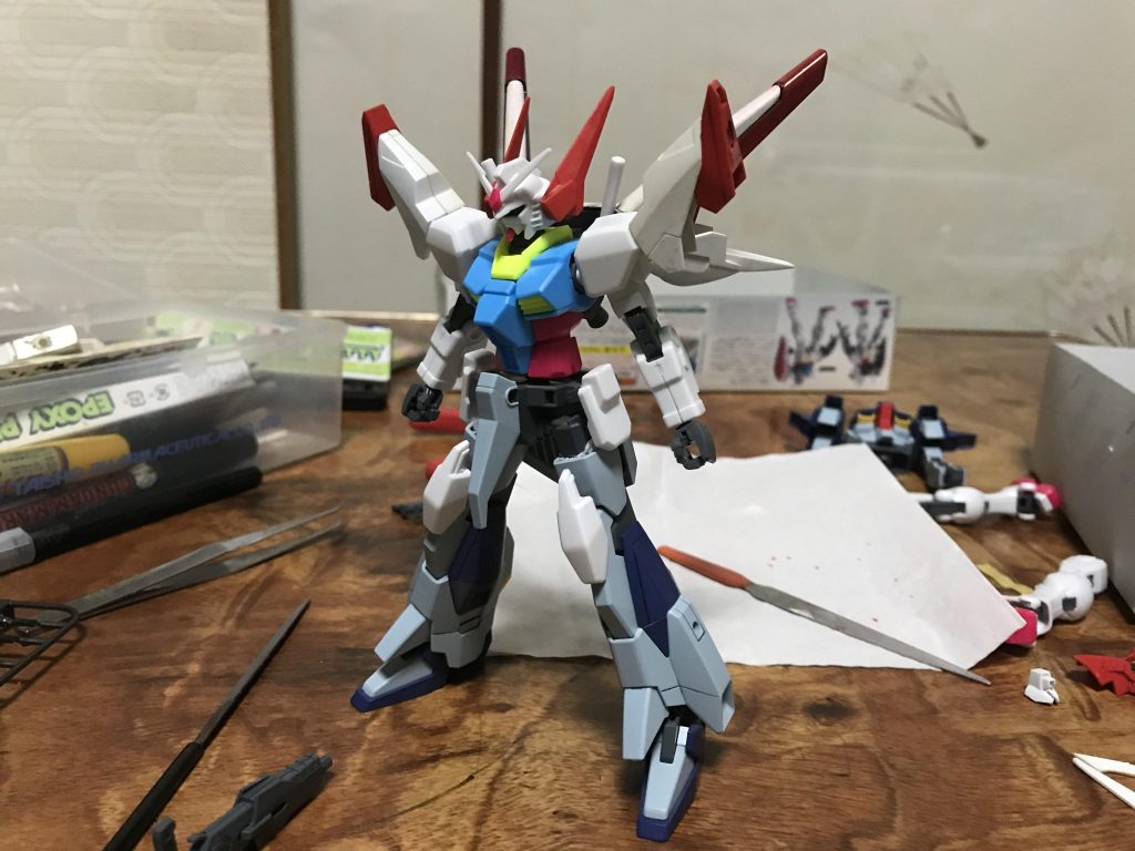 バックパックを構想中。
V2のミノフスキードライブ背負わせてみたけど、どう見てもヒュッケバ○ンなのと設定の時代考証とかち合わないので没に。
ただ、個人的には映えたので「後にミノフスキードライブの運用試験機に使われた」という設定を追加しました。
この後くらいに腰をベースガンダムの物に戻しました。