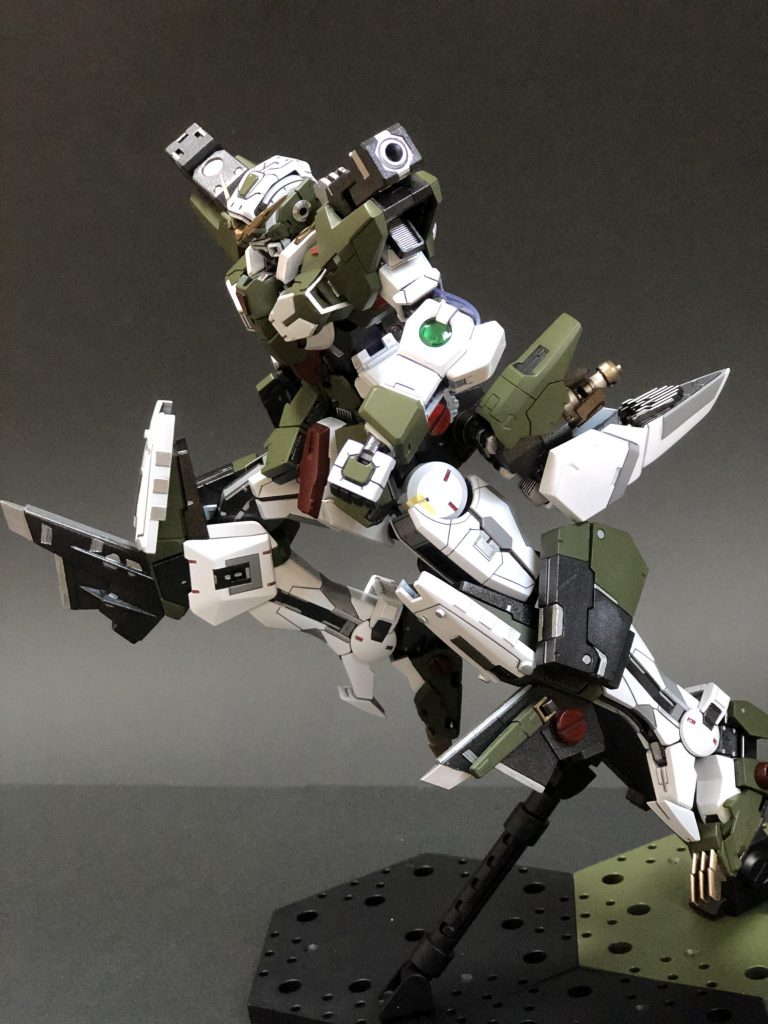 パワーアームすらパージして最軽量となった機体は最高速戦闘を可能とし、ビームサーベルはもちろん、膝部に装備されたニークラッシャーや、足先に装備したストライクレーザークローによる肉弾戦でもベストパフォーマンスを発揮する。