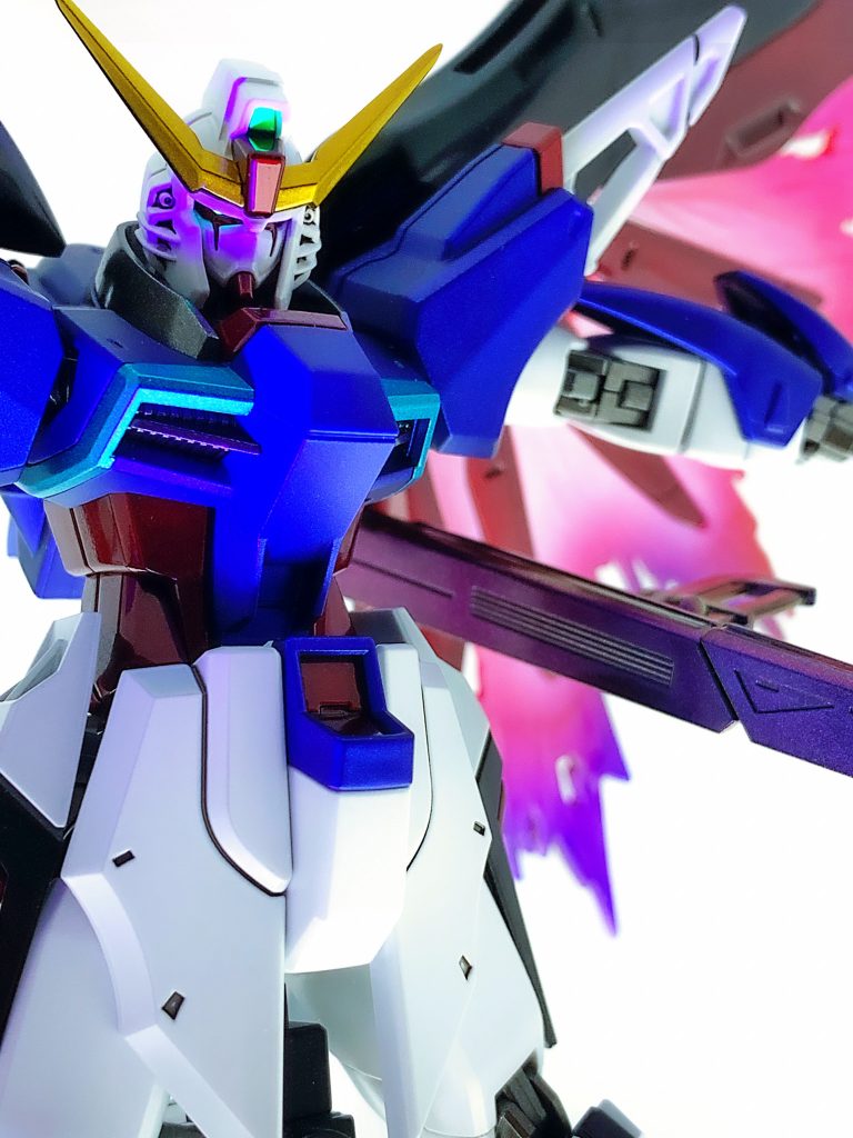 ブラックライトで目が光ります。