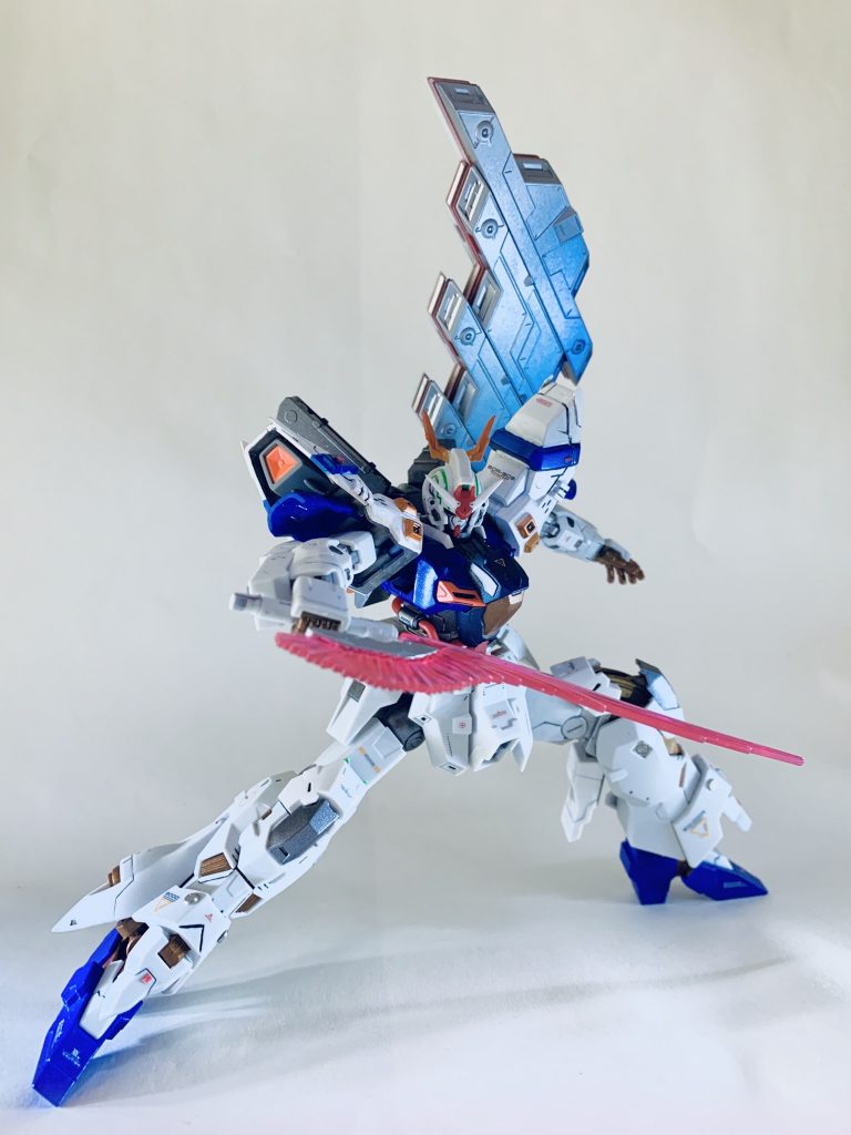 脚が兎に角よく動くのでこんなポージングもお手の物。