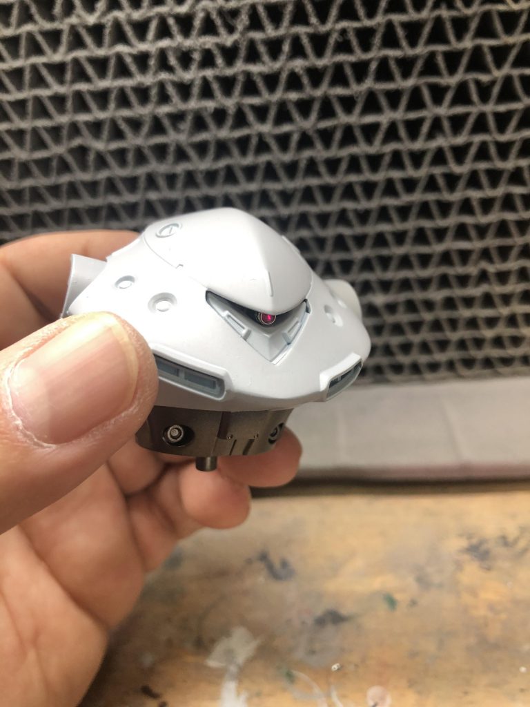 モノアイは、メタルプレートとピンクレンズに変更しています。