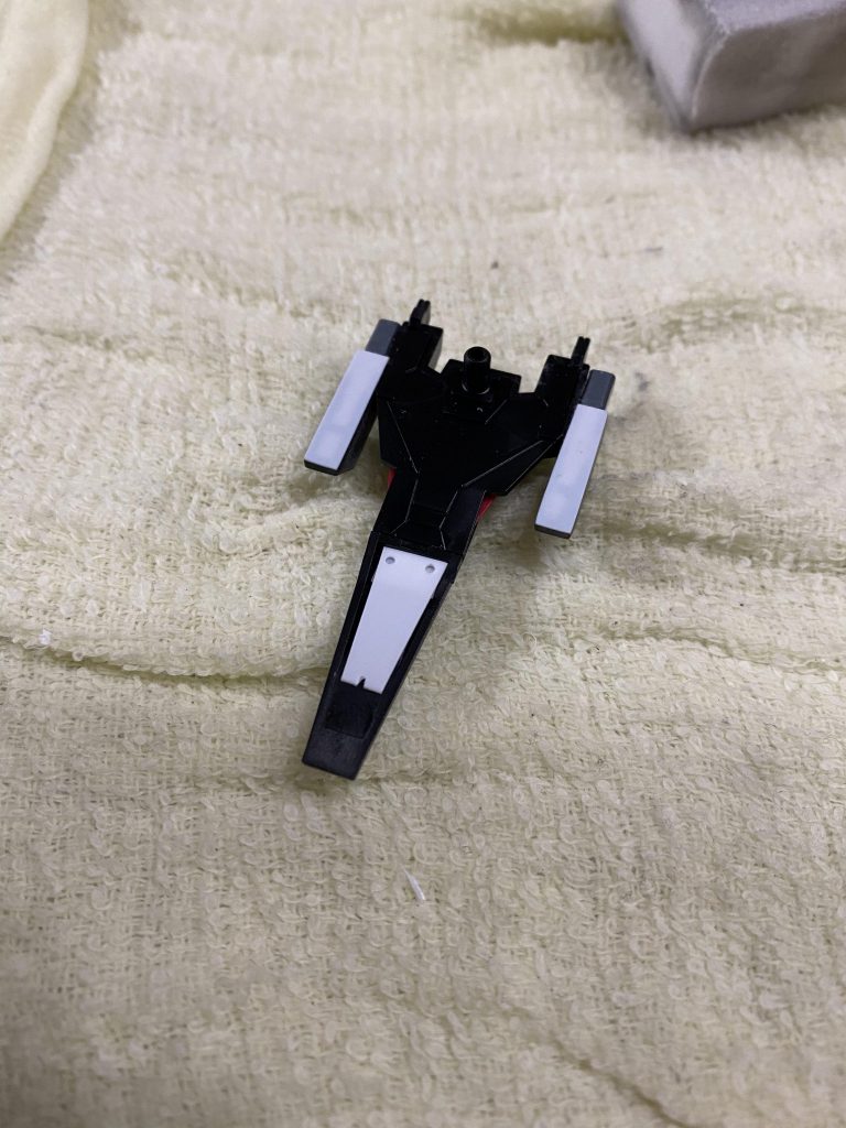 サーベルラックの肉抜き、ランサーをつける溝を埋めて、リアスカートのくぼみはプラ板で埋めました