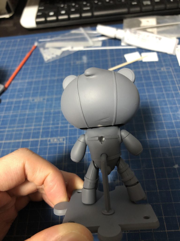 マスクの弛みもエポパテで造形。