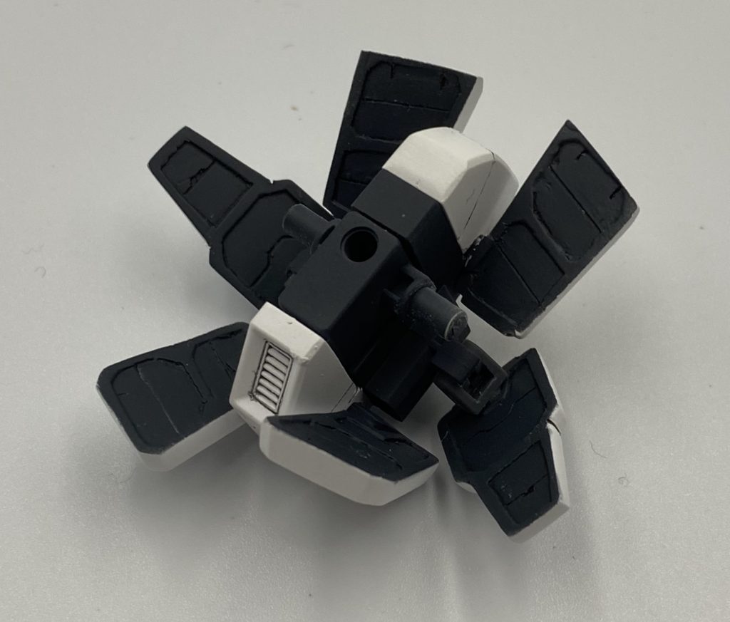 稼働の追加はこの下半身のリアアーマー
稼働部にプラ棒を仕込み、受け側にはポリパーツを接着、これで稼働できるようにしました
フロント、リア、サイドは、穴埋めだけでなく、プラ板やスジボリでディテールupもしました