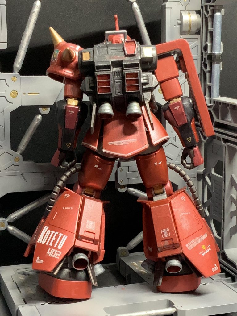 後足にはフォロワーさんのコールサインを…
メタルレッドとメタルブラックを基本として筆塗りで全塗装し多少細かい塗りわけも行いました