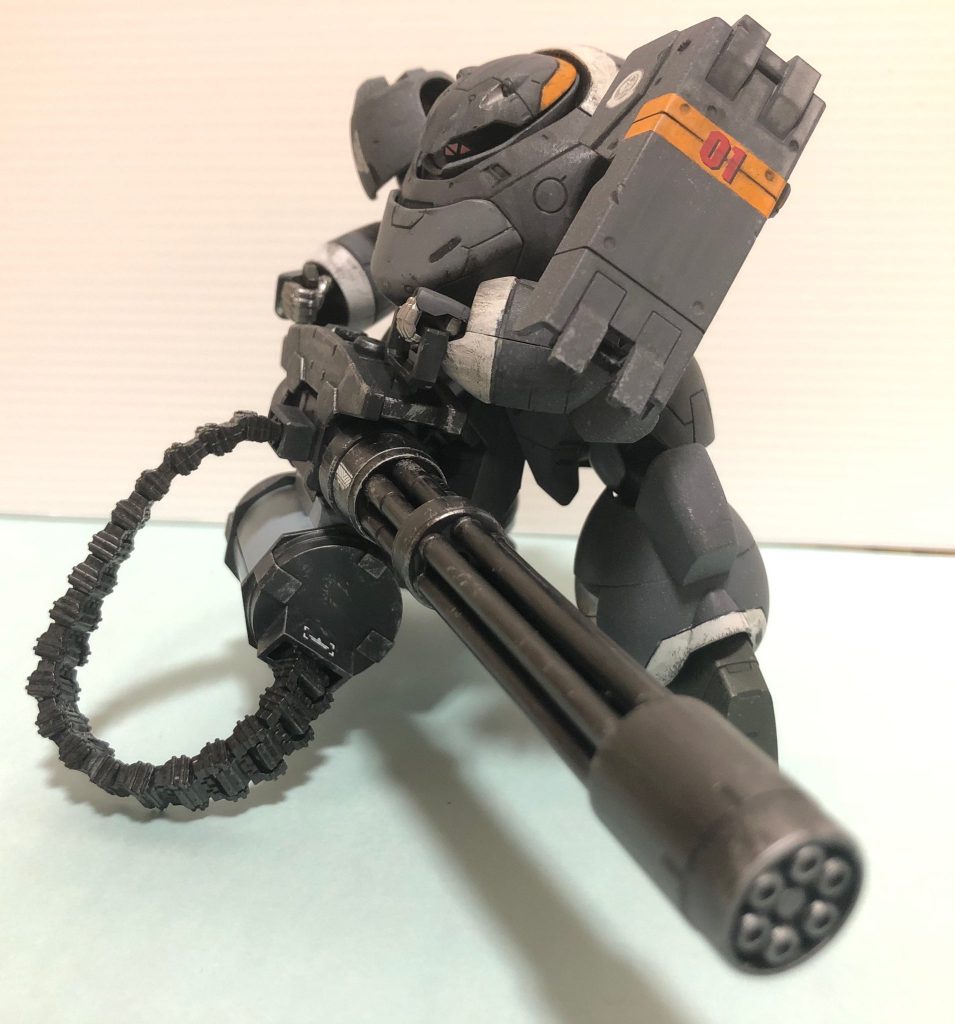 基本左側面を晒すので左肩にシールドが付いてます