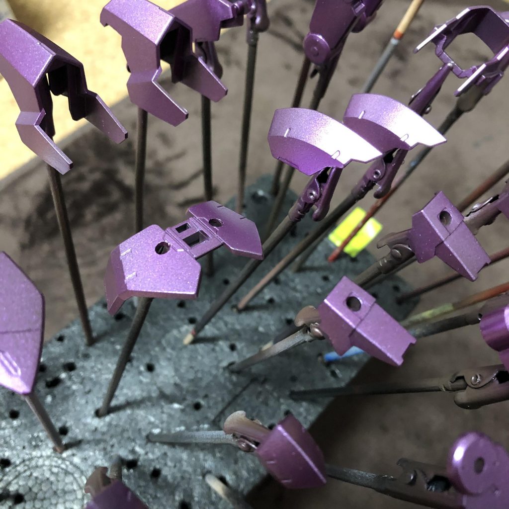 腰のアーマーにピンバイスで穴を開け…