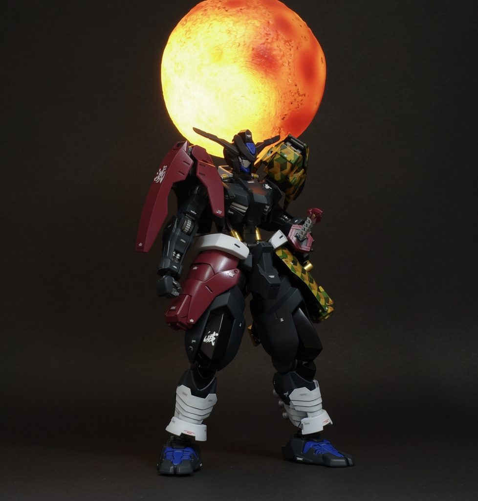 OPの義勇の登場シーンをイメージして月の下で。月はダイソーのムーンライトに塗装し表面の凹凸を浮き上がらせています。