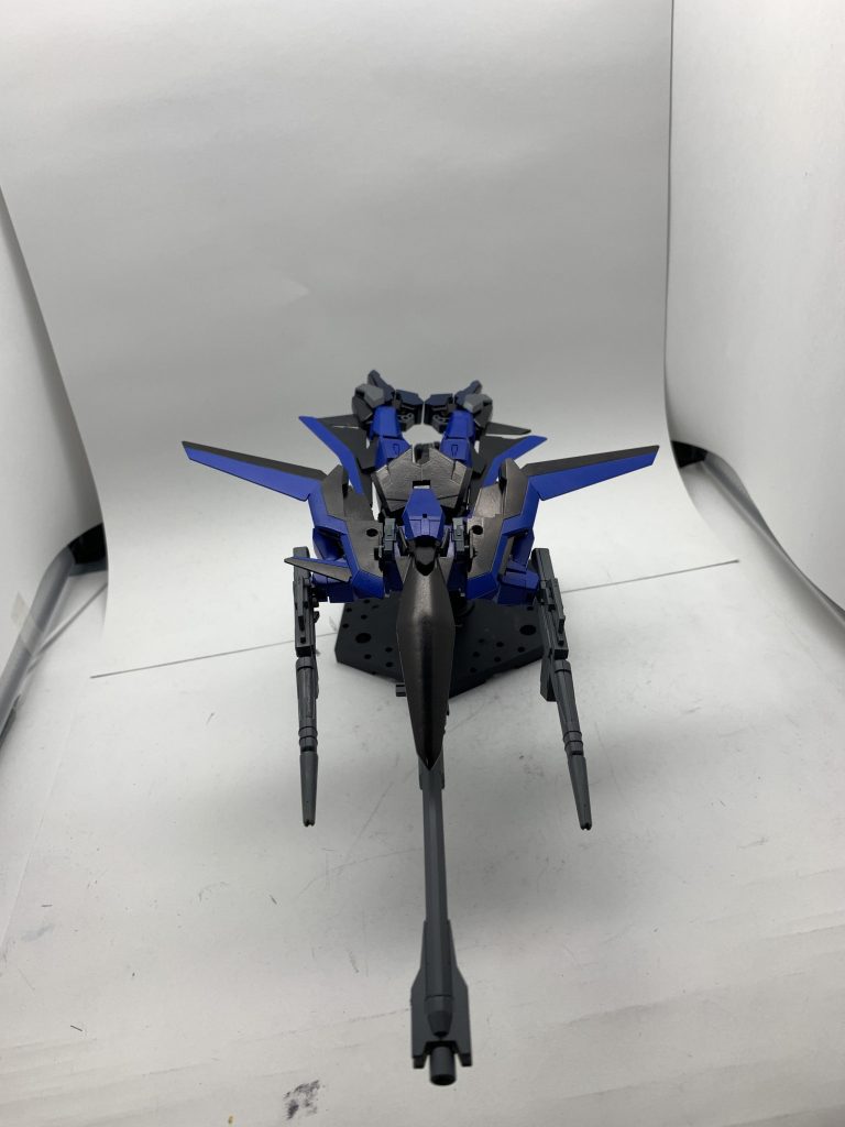 ミキシングの都合上、変形させる時の稼働パーツは少なめで、腕を曲げ、足を変形させ、翼の付け位置を変えるだけの簡単変形です