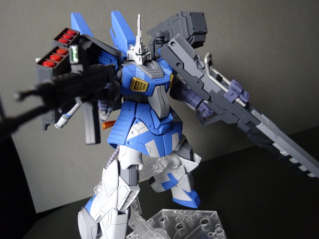 塗装は前回ブグと同じようにファレホ・エアーとガンダムマーカー。
いつもは自作ペン+ガンマカエアブラシでしたが、ご時世の影響か自作ペンの素材が確保できず。
更にブグ作成時の問題「厚塗りになってしまう」解決の一端として「普通のエアブラシで使うとどうなのか?」を試すべく、部分塗装以外は普通のエアブラシを使ってみました。
色については明るめのグレーと青の2色。
当初は暖色系、オレンジ+グレーを考えていましたが数あるディジェ設定の中でアムロ専用で同系色があったので断念。
「強襲」ということでガンダム・センチネルに出てきた「ハミング・バード」を意識した配色にしてみました。