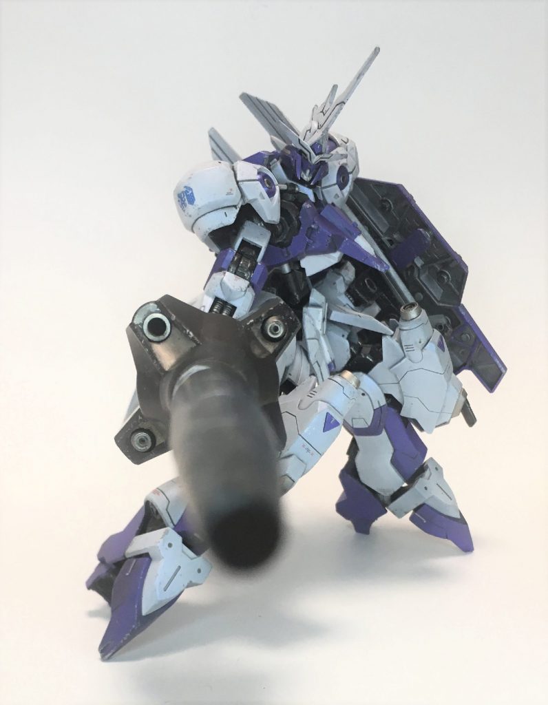 カラーリングはキマリス→キマリストルーパーの流れに準拠。装甲部は全てMr.クリスタルカラー サファイアブルーで塗装した後、汚してつや消しをしたので独特の色味があります…が、写真ではわからないですね。