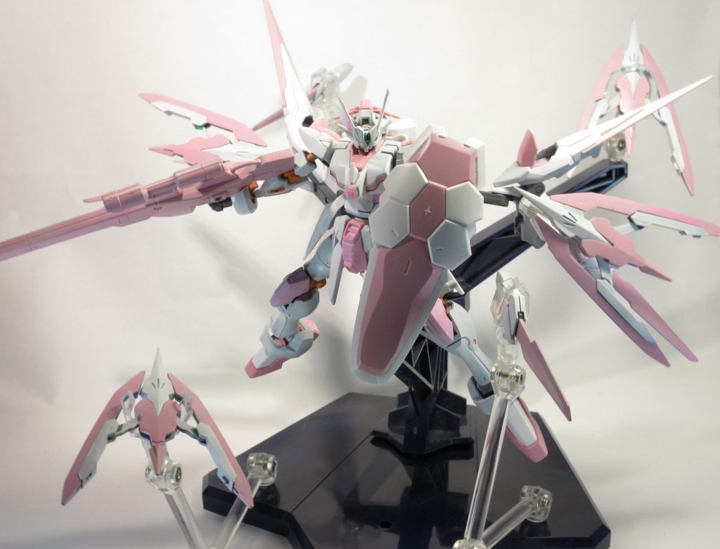 また各パーツはファンネルとしての役割を持っておりオールレンジ攻撃やビームバリヤーの展開など攻守において隙がない