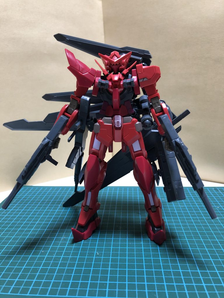 銃系統の武器を持った、この機体の通常形態です。武装はほぼセンチュリーウェポンズの物で、GNサブマシンガン2丁、GNカービン、GNミサイルポッド、GNバスターソード2本、GNバスタービット2機、GNファング4機という設定にしています。