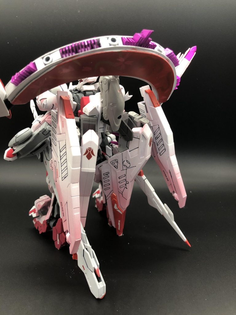 背面
ブレードスラスターはプラ板で作成してガンダムマーカーで吹きました。
塗装はエアブラシとガンダムマーカーエアブラシの2つを使い分けて色分けしました。
塗料
ベースホワイト
エヴァピンク
継続グレー
クリムゾンレッド
ガンダムマーカー
メタリックシルバー
メタリックピンク
シャアピンク
シャアピンクⅡ