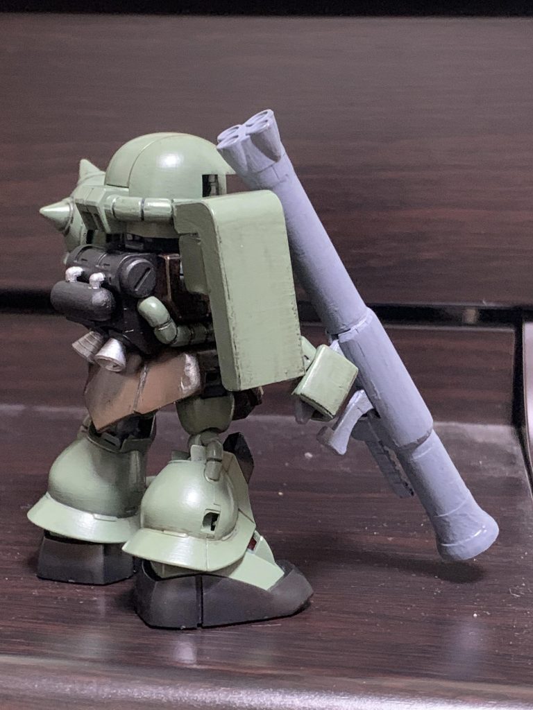 バックパックを前回のMS-06Aと同様に少し延長し、小型の燃料タンクをセット。
分かり辛いけど、尻の部分も少し中心側に寄せました。