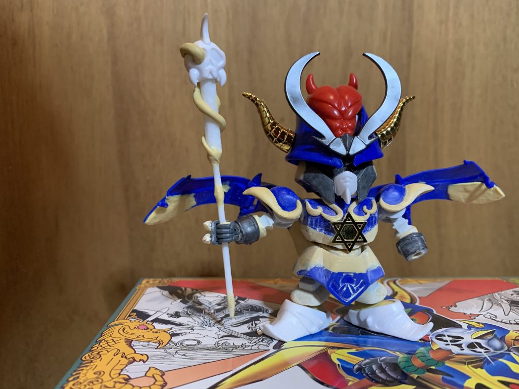 バランスを見るために組み上げた際の画像です
羽?マント?部分のパテはどデカイ引けを隠すために盛っています。
パテだらけな上に諸事情で足に磁石を仕込んでいるのでレジェンドBBの倍くらい重いです💦