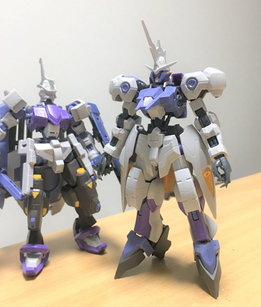 素ガンダムフレームより腕1.5mm、腰2mm、腿3mm程度延長しています。隣は残りパーツで組んだアマリス君。