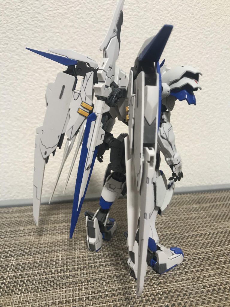 最初はバエルの翼なんか足りなくね?ってところからどうしたものかといろいろ考えて今の形に落ち着きました。写ってないですが翼の可動部の追加と位置も上げています。