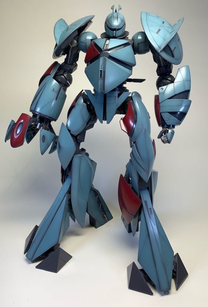 一番うまくいったと思うのは配色です。
このターンXはデザインがかなり奇抜でアシンメトリーになっていますが、僕はシンメトリーのデザインよりもアシンメトリーの方が好きだったので好都合でした。
ターンXを見つめていると、ここは塗り分けたほうがいいなと思うパーツが見えて来て、そこに赤を入れました。
とにかく、思いどおりに完成させることができたのでとても満足しています。