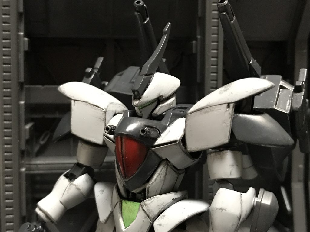 顔をGフレームのサザビー取り替え、バイザー状にしてます。
バックパックは半分に分割してVガン武器セットのビームキャノンを加工して付けてます。