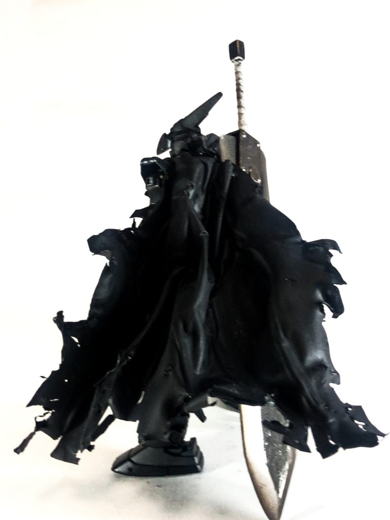 マントはカッティングシートで自作しました(´∀`)
マントの中にアルミ針金を仕込みましたので自由に稼働します。