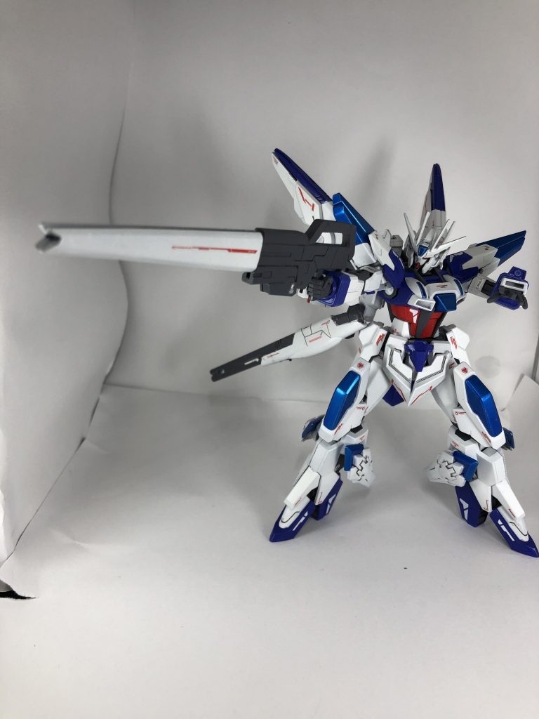 メイン武装は遠近両方対応の複合型兵装
セイバスターライフルです。