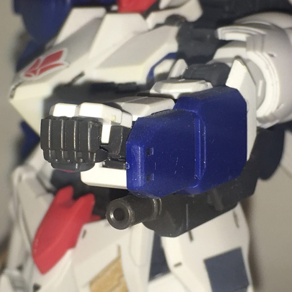 左腕。バルバトスの第6形態から引き継がれた左腕で、機関砲が内蔵されている。主にミサイルや車両の迎撃に使われる。