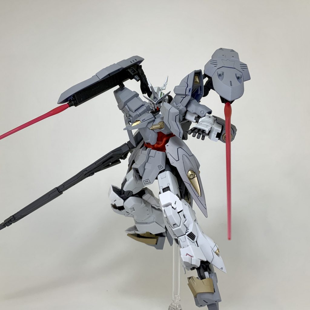 サイコプレートを躱し接近してくる強敵にはバインダーのビームサーベルで対応します。