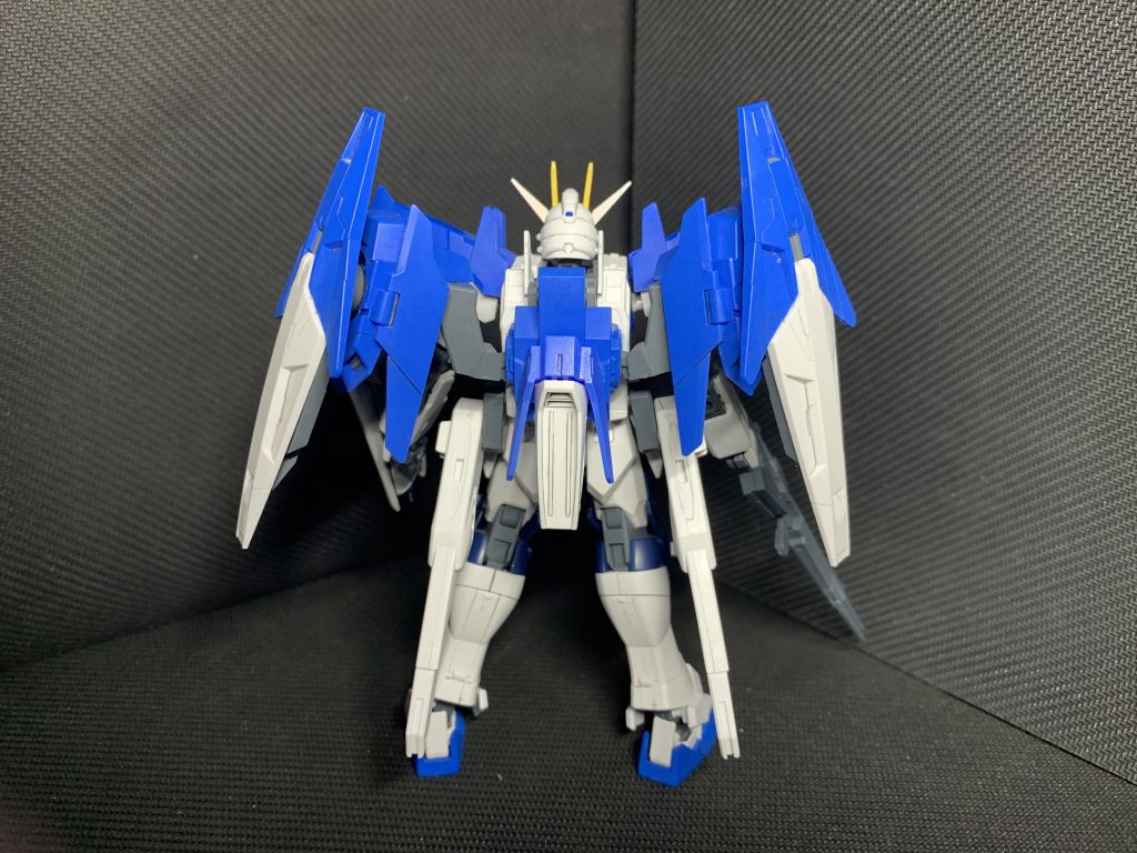 後ろ。ラッシュストライクを作った頃からこんな感じの機動力ガン振りみたいなパックバックが作りたかったので非常に満足しています。ダブルオースカイのパックバックの基部にHi-νブレイブの腰のサイドアーマーをつけています。2つのブースターはダブルオーダイバーエースを使用して作りました。それをユニバースブースターにつけてます。