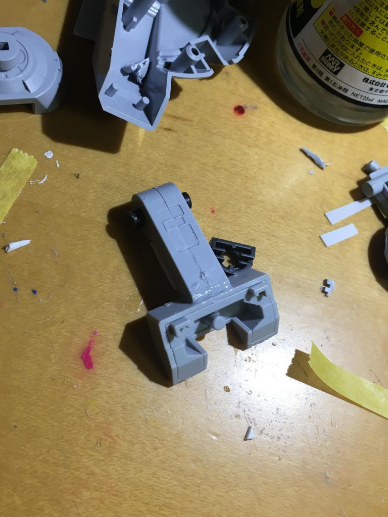 HGの胴体接続基部に1/100のバックパック接続パーツを被せるように接着