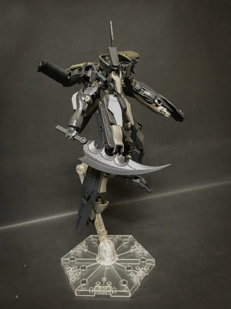 フィンサイフ
幅広の湾刀。普通に振るうのは勿論湾曲した内側の刃を引っ掛ける使い方も可能。
普段は右腰にマウントされている。