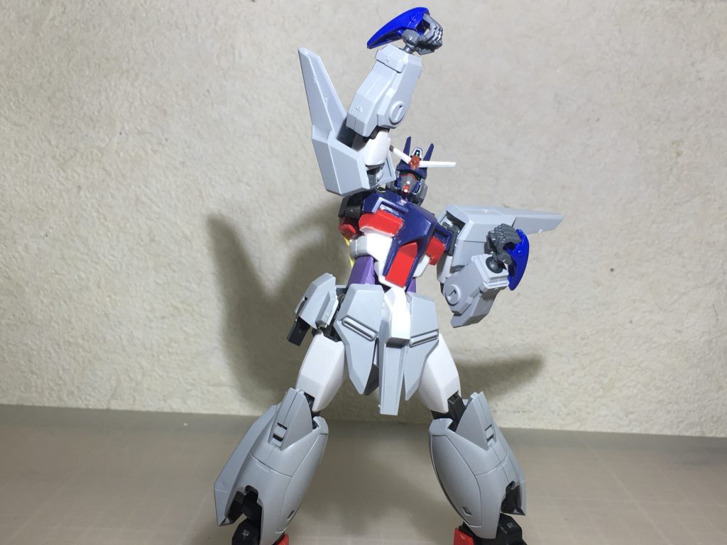 この可動改修のおかげで可動範囲が大幅に広がり様々なポーズをとらせることができます
肩の引き出し関節は神