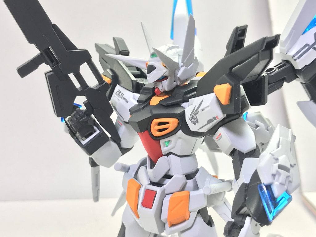 長々と失礼しました。以前模型誌で見たG-セイフに感銘を受ける形で、G-セルフを標準的なガンダム顔にしてνガンダムカラーで塗ったやつです。少年顔だったG-セルフを普通のガンダム顔にするならアムロに準えてνガンダム色にしよう、ついでに時代が近そうなビギニング30ガンダムも混ぜてしまおうという安直な発想の産物です