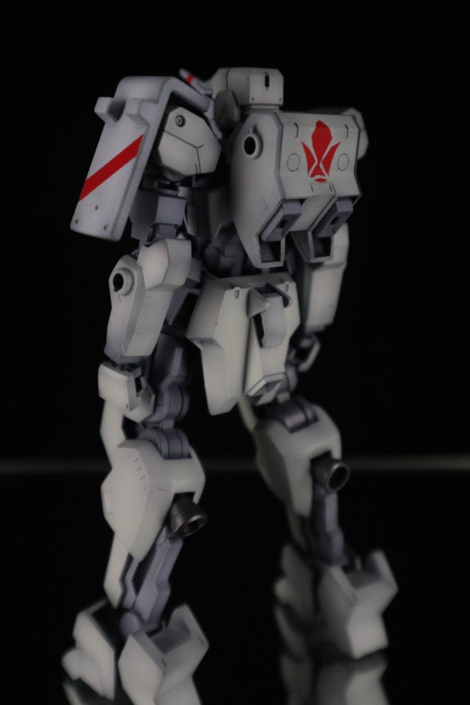 どうなんのかなぁ、と思ってメタルブラックで立ち上げてみました。
比較的カッチリ目に塗装したので効果はさっぱりです。あまり意味なかったかも。
ちょっと艶っぽいウェットな感じ程度。
過去作は吹き方もアレですが、ドライ感が強いので望ましい感じにはなったかなぁと。