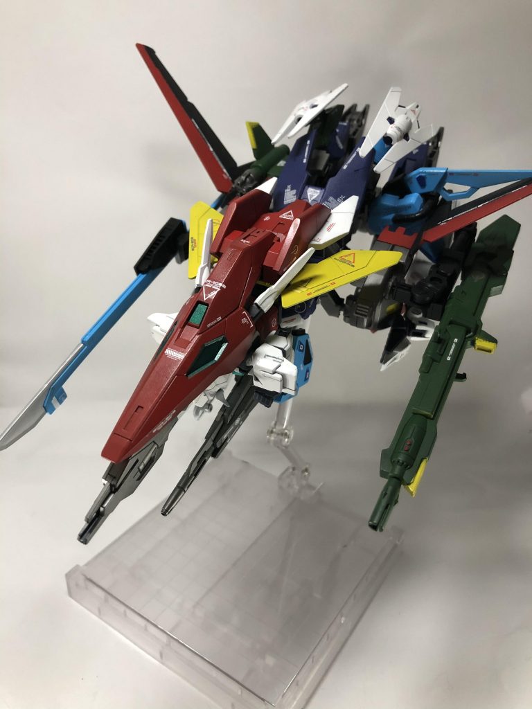 コア・フェニックス形態に合体変形するギミックも搭載しました!!!
この形態でも余剰パーツは一切出してません!
こちらはコンプリートと違って割と纏まった戦闘機という印象になってます。
可変機特有のあぁ無理矢理ロボットが変形してるんだなぁ感を極力感じさせないようなデザインになったので大満足です!