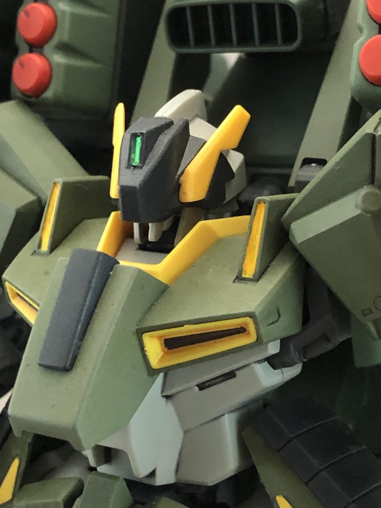 頭部はヘイズルのセンサーを装着しています。
ロングレンジ機ならバイザー型のセンサーは必須ですとも。