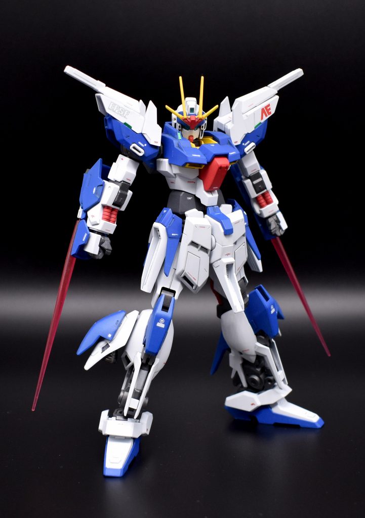 腕部のアーマーにビームガン兼ビームサーベルを装備。