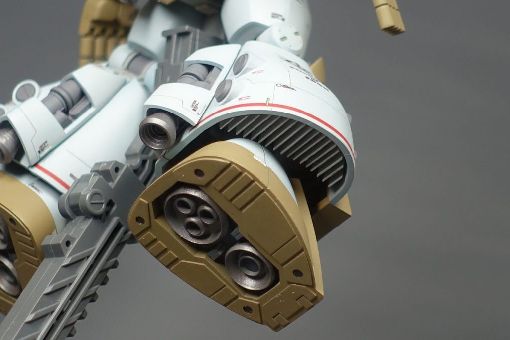 旧キットは真っ平だった足裏を作り起こし
スネ内部のフィンもすべてプラ板で作りました